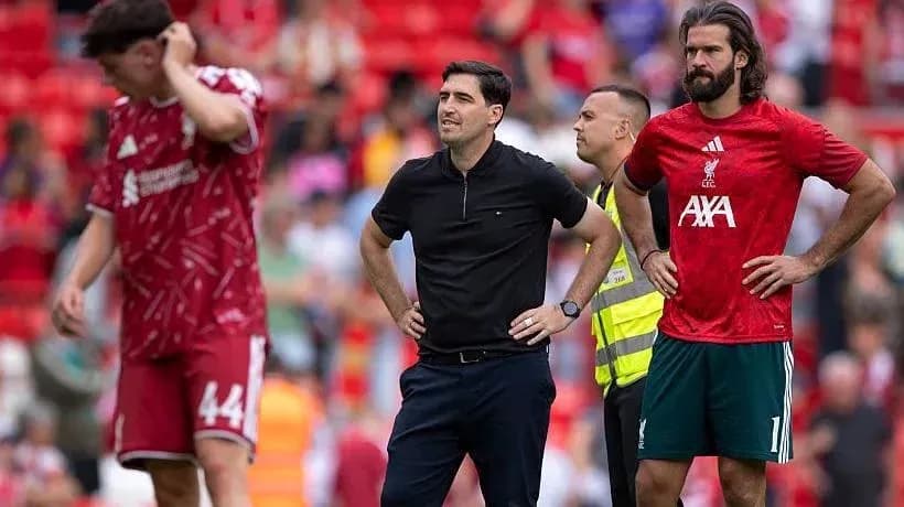 Jugadores de Liverpool y entrenador en el campo