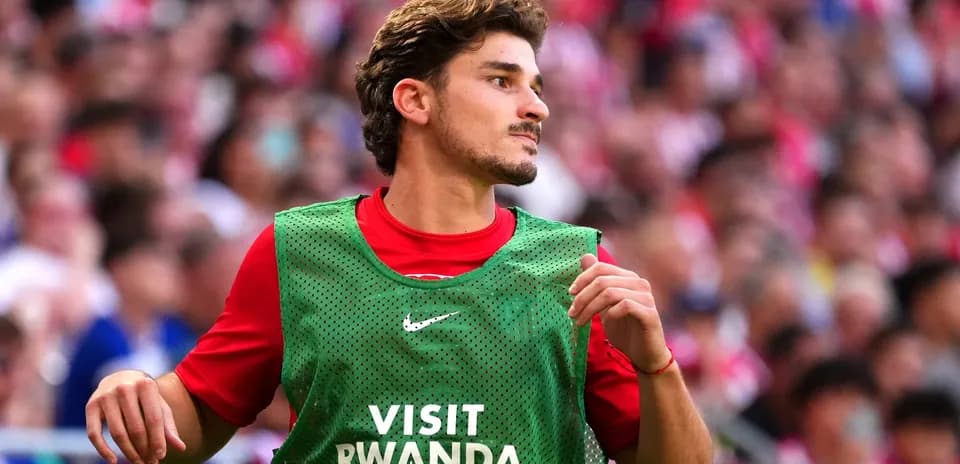 Jugador en la banca durante un partido de fútbol