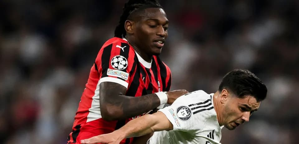 Jugador de AC Milan persiguiendo a rival de Real Madrid