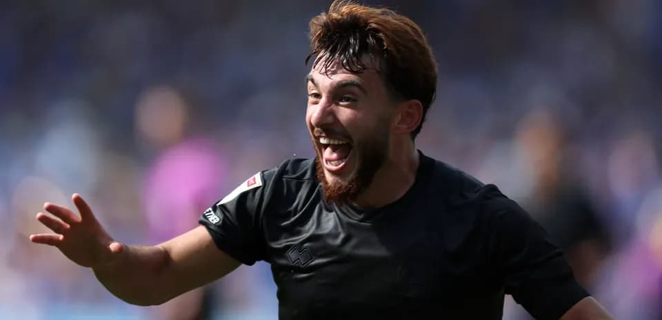 Jugador celebrando un gol con entusiasmo en el campo