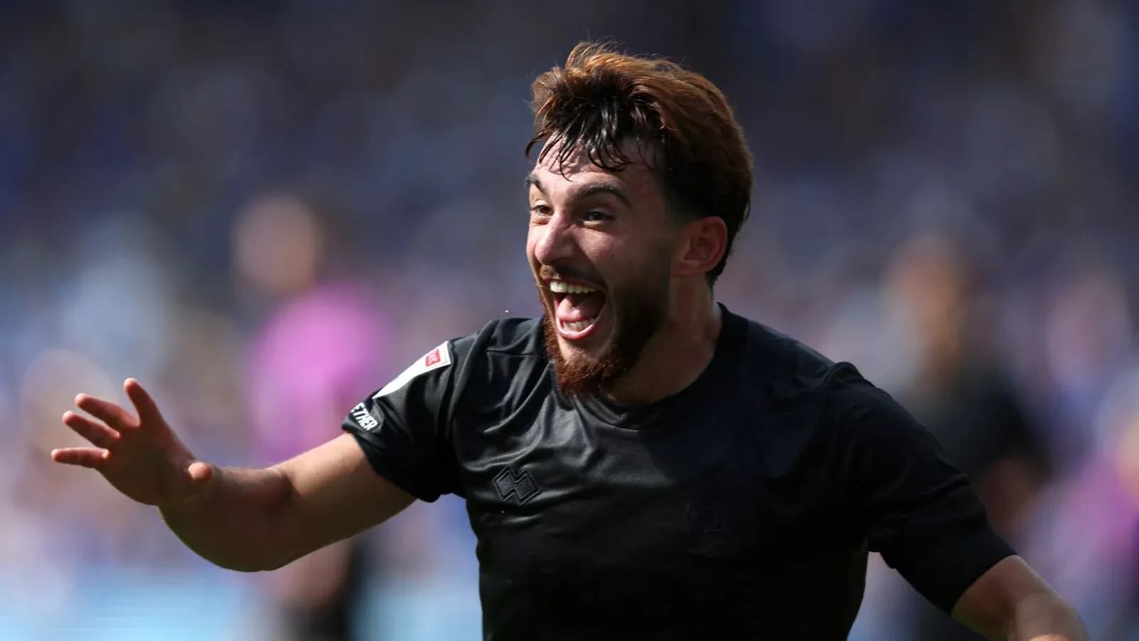 Jugador celebrando un gol con entusiasmo en el campo