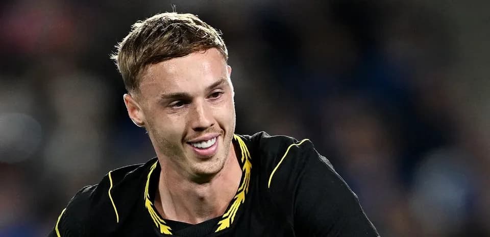 Jugador sonriente durante un partido de fútbol