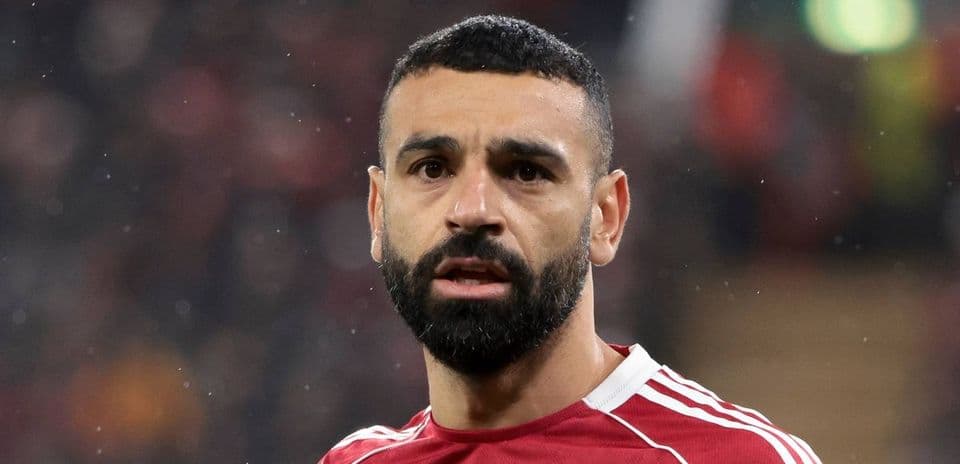 Jugador con camiseta roja en campo de fútbol