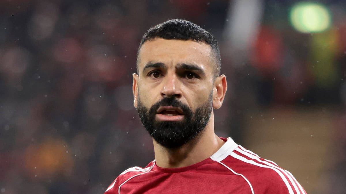 Jugador con camiseta roja en campo de fútbol