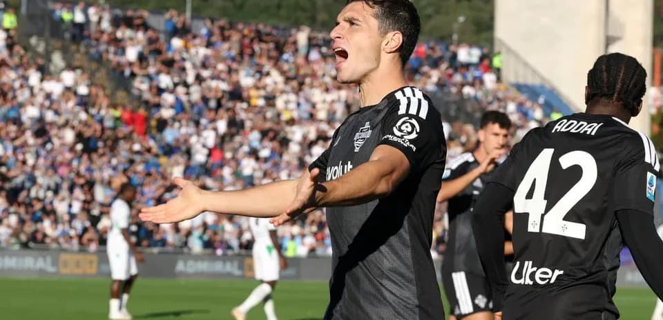 Jugador de Como celebrando con compañeros