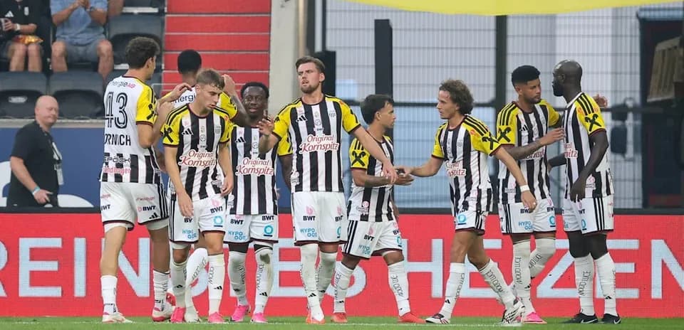 Jugadores celebrando un gol en el estadio