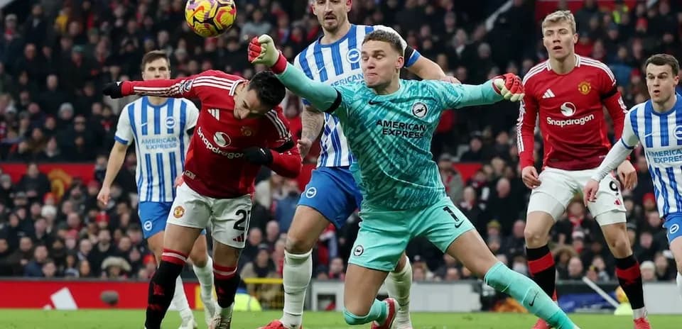 Portero de Brighton deteniendo un balón en partido