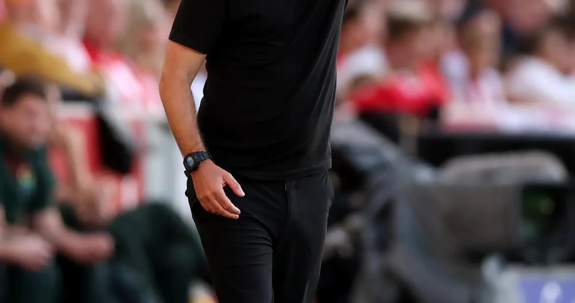 Entrenador dirigiendo al equipo desde la banda