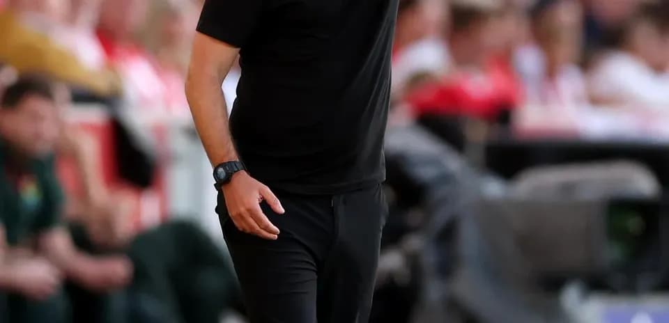 Entrenador dirigiendo al equipo desde la banda