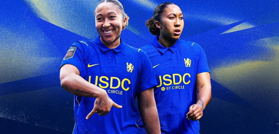 Jugadora de Chelsea con uniforme azul sonriendo