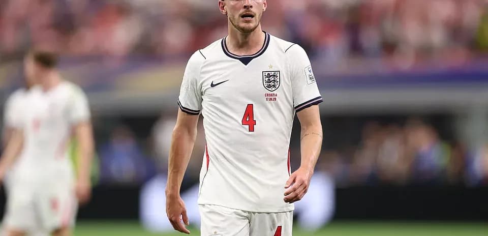 Jugador de Inglaterra caminando por el campo de juego