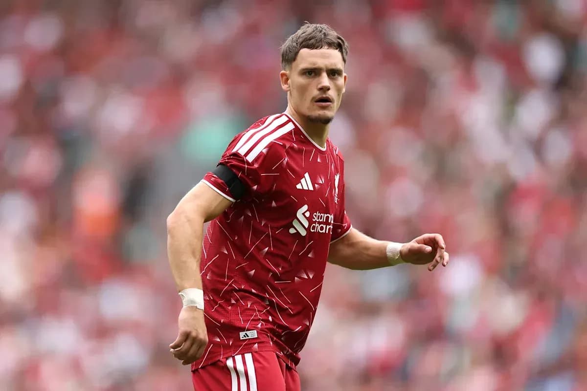 Jugador de Liverpool en acción durante un partido