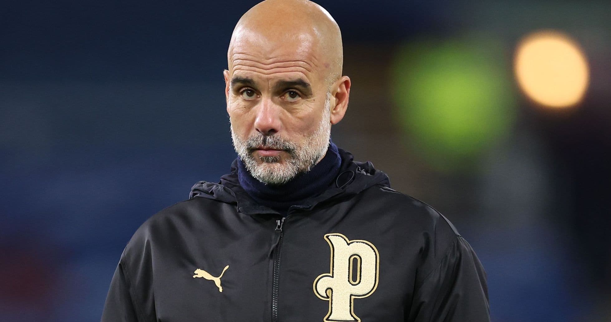 Entrenador en el campo antes del partido