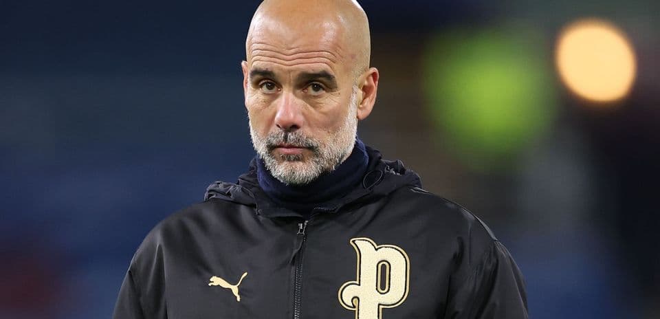 Entrenador en el campo antes del partido