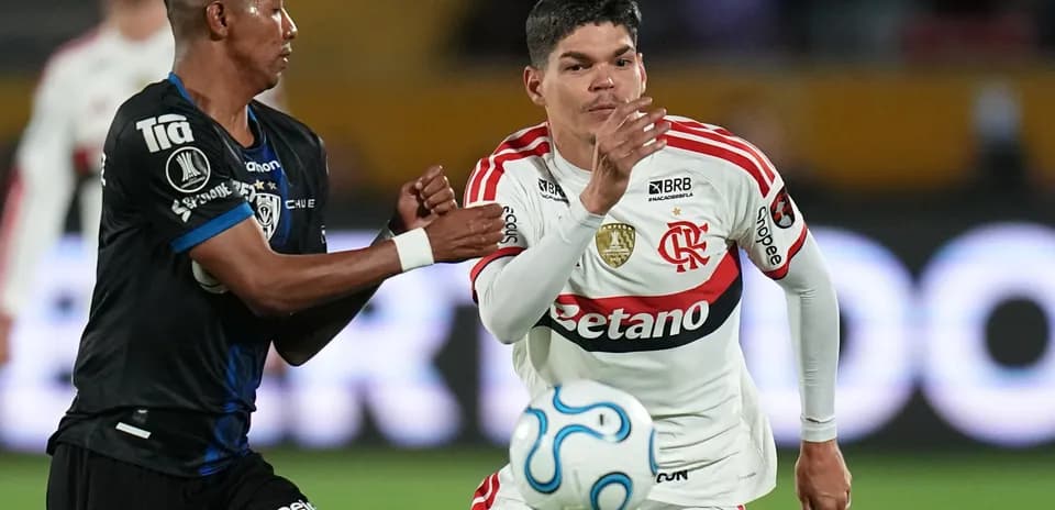Jugador de Flamengo y Independiente del Valle en acción