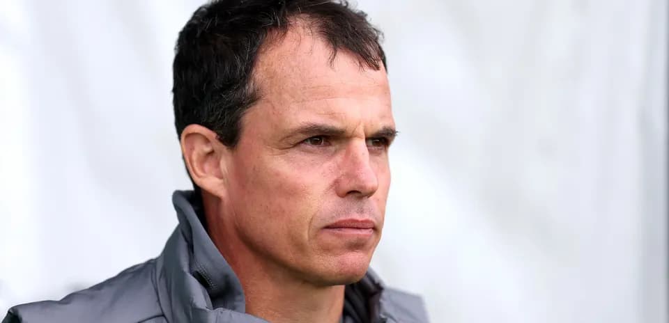 Entrenador observando desde la línea de banda
