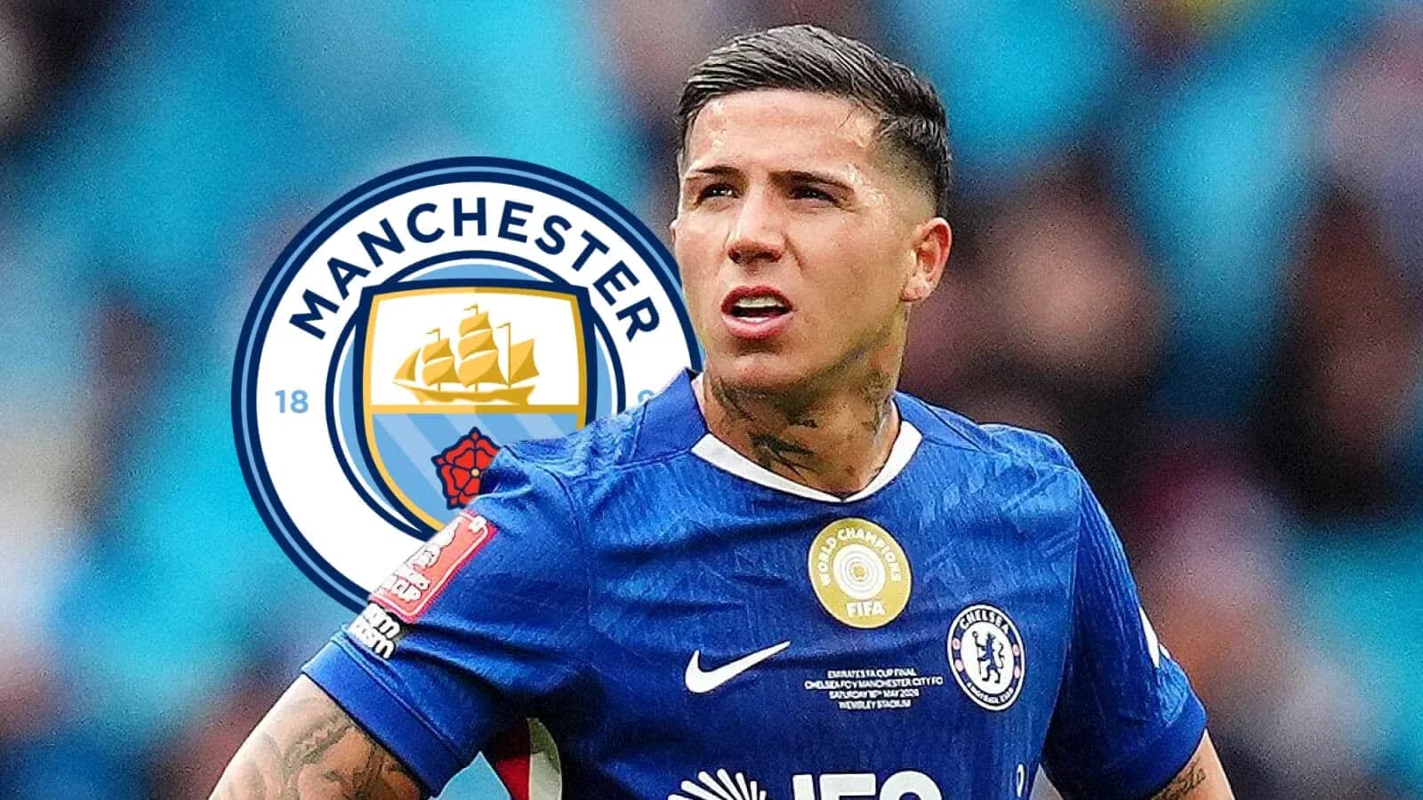 Jugador de Chelsea en acción con logo de Manchester City