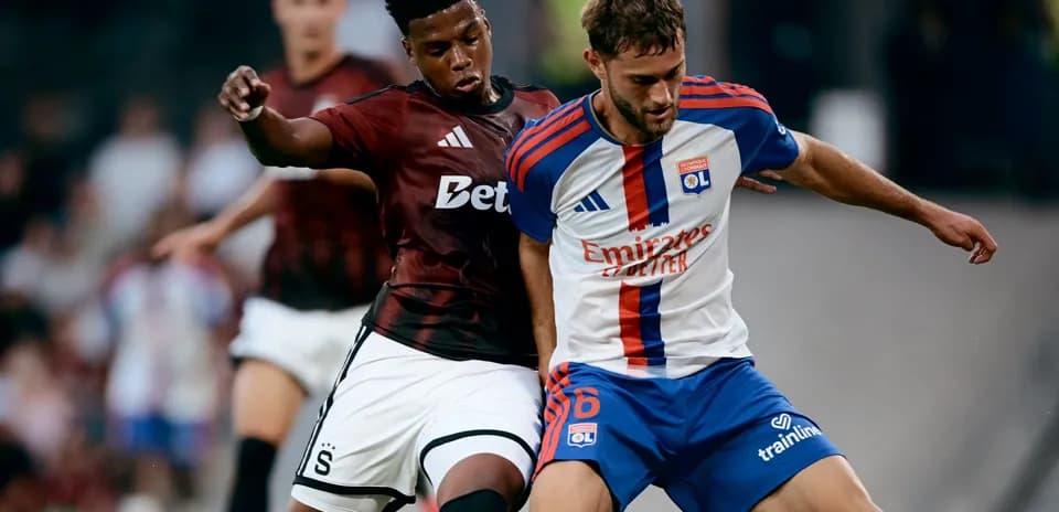 Jugadores compitiendo por el balón en partido