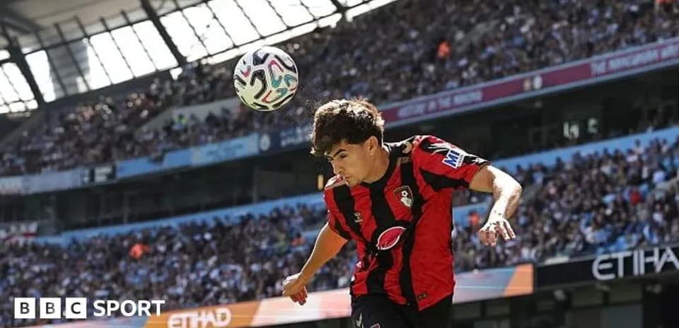Jugador de Bournemouth cabeceando el balón en el partido