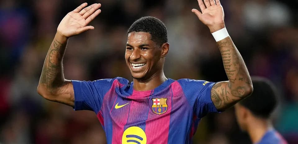 Jugador de Barcelona celebrando con las manos arriba
