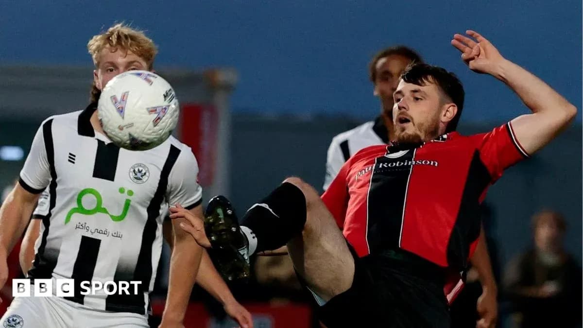 Jugador cae mientras intenta controlar el balón