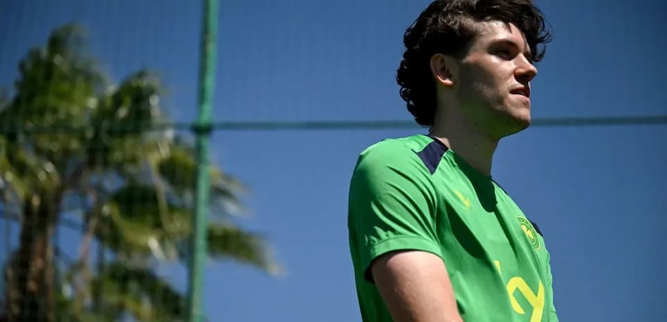 Jugador en camiseta verde durante entrenamiento al aire libre