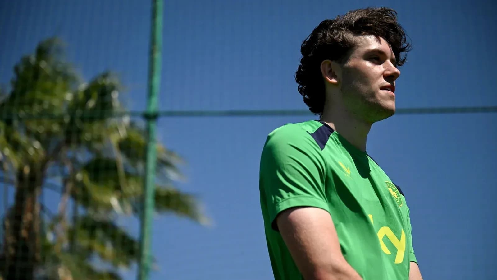 Jugador en camiseta verde durante entrenamiento al aire libre