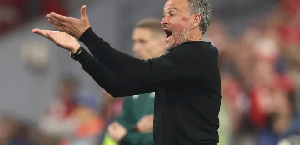 Entrenador dirigiendo a su equipo desde la línea