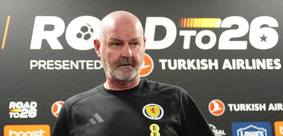 Entrenador en conferencia de prensa sobre el torneo