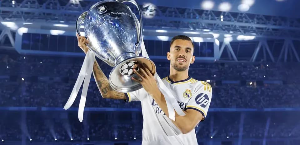 Jugador de Real Madrid levantando la Champions League