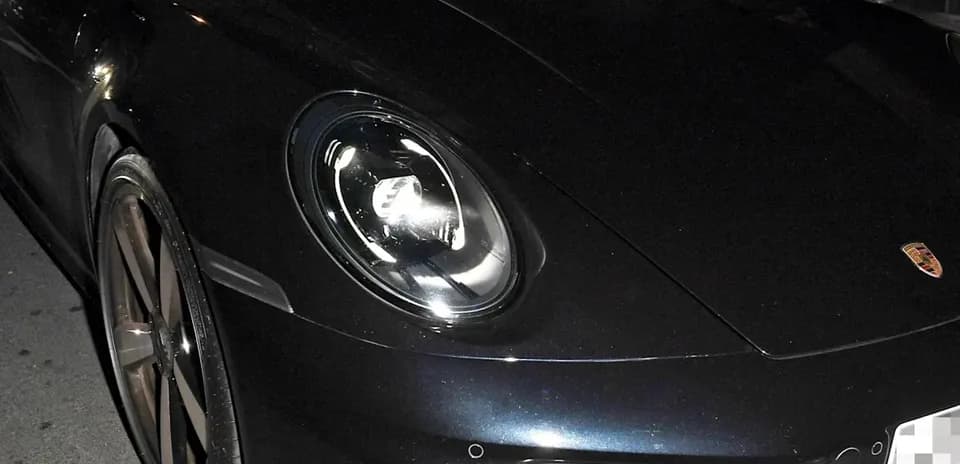 Dos hombres en un Porsche en la calle