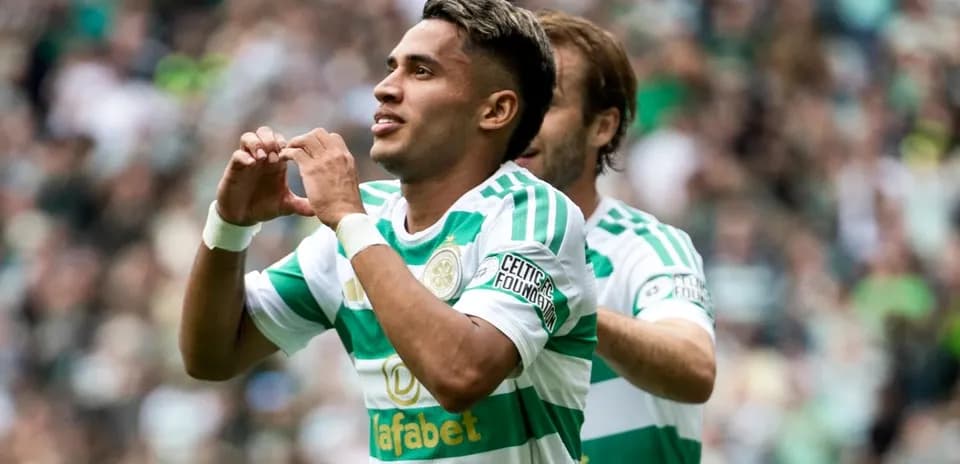 Jugador celebrando con gesto de corazón en el campo