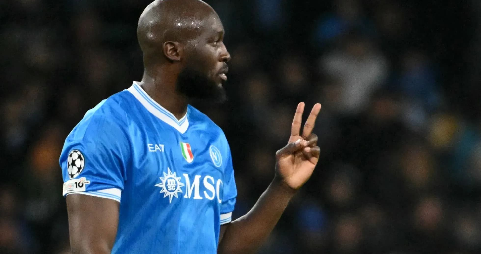 Jugador de Napoli haciendo señal de victoria en el partido