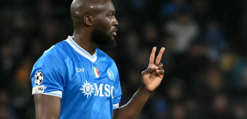 Jugador de Napoli haciendo señal de victoria en el partido