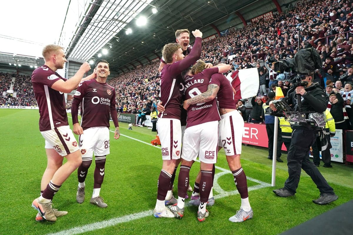 Jugadores de Hearts celebrando un gol en el estadio