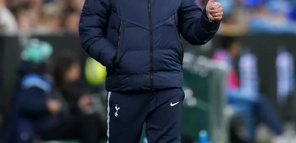 Entrenador de Tottenham dando un pulgar arriba