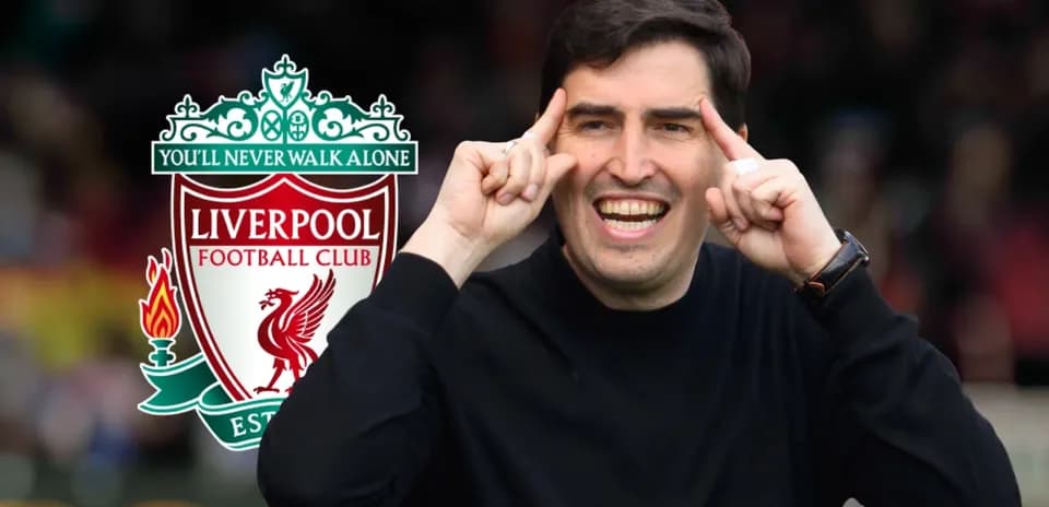 Entrenador señalando durante evento con logo de Liverpool