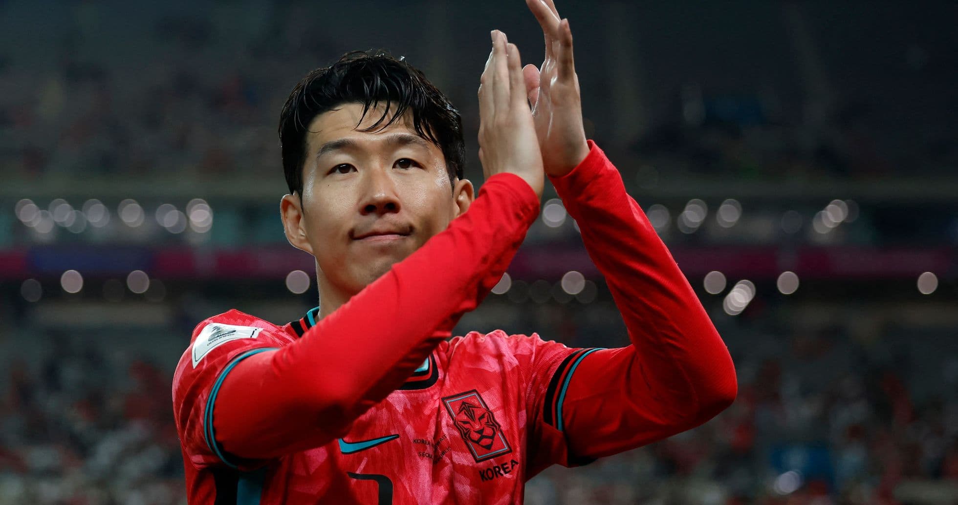 Jugador aplaudiendo durante un partido de fútbol