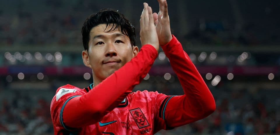 Jugador aplaudiendo durante un partido de fútbol