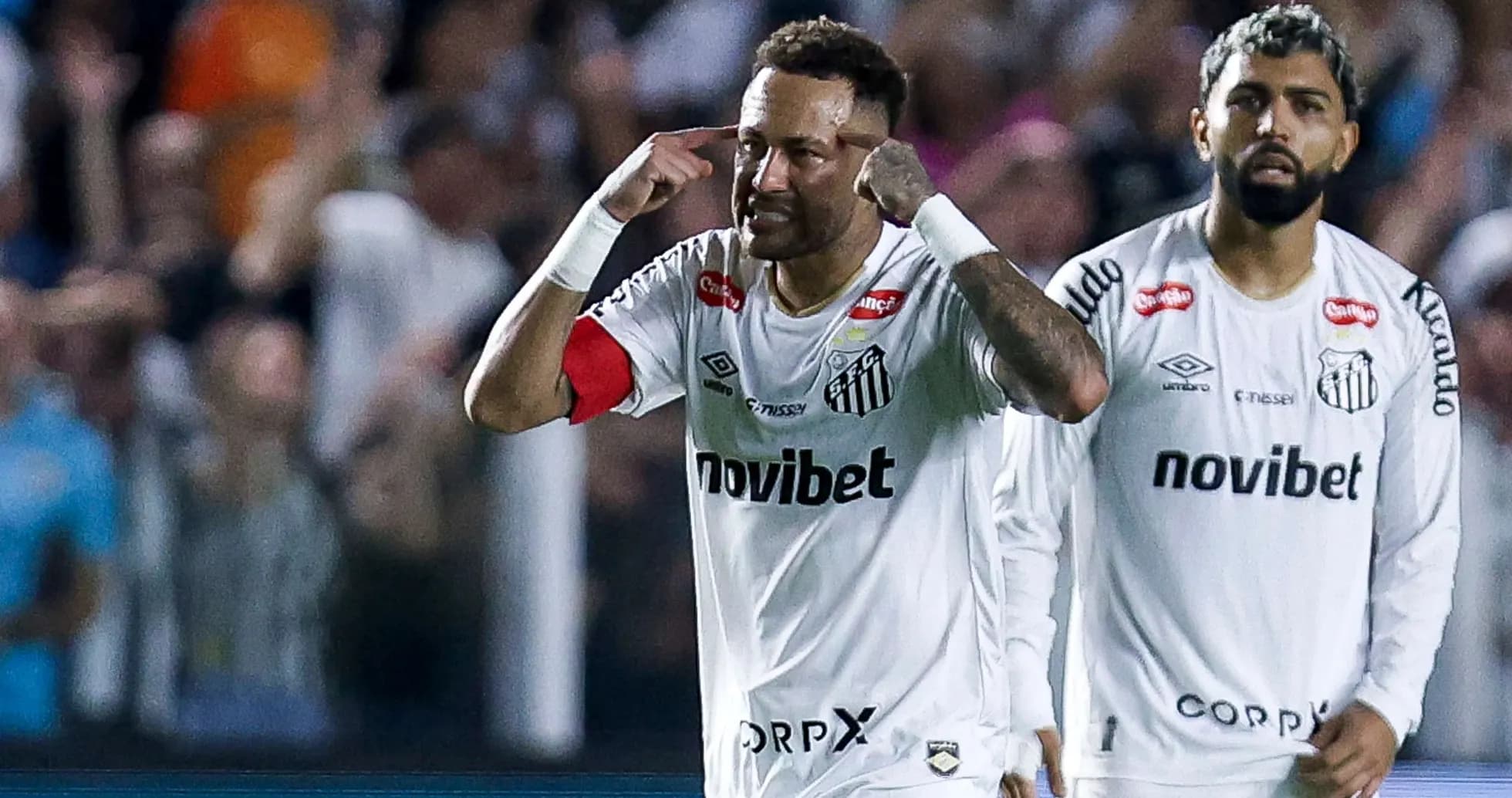 Neymar celebra un gol con Santos en el partido