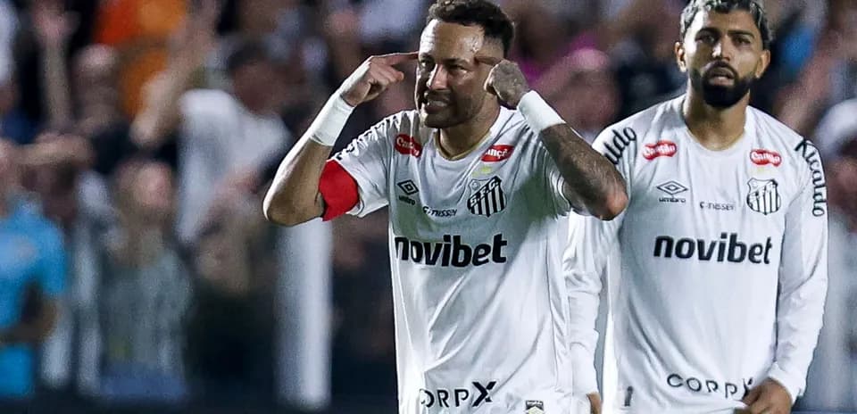 Neymar celebra un gol con Santos en el partido