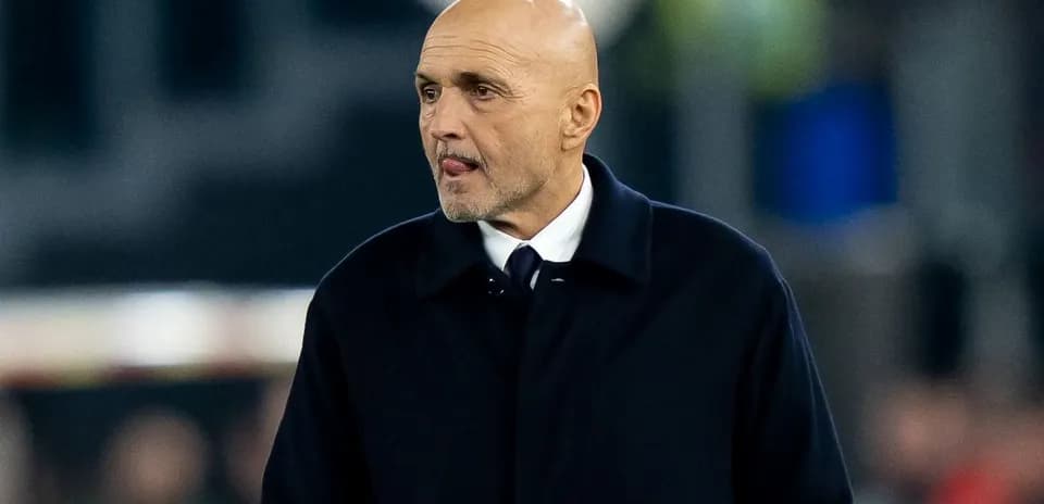 Entrenador en el campo durante un partido de fútbol