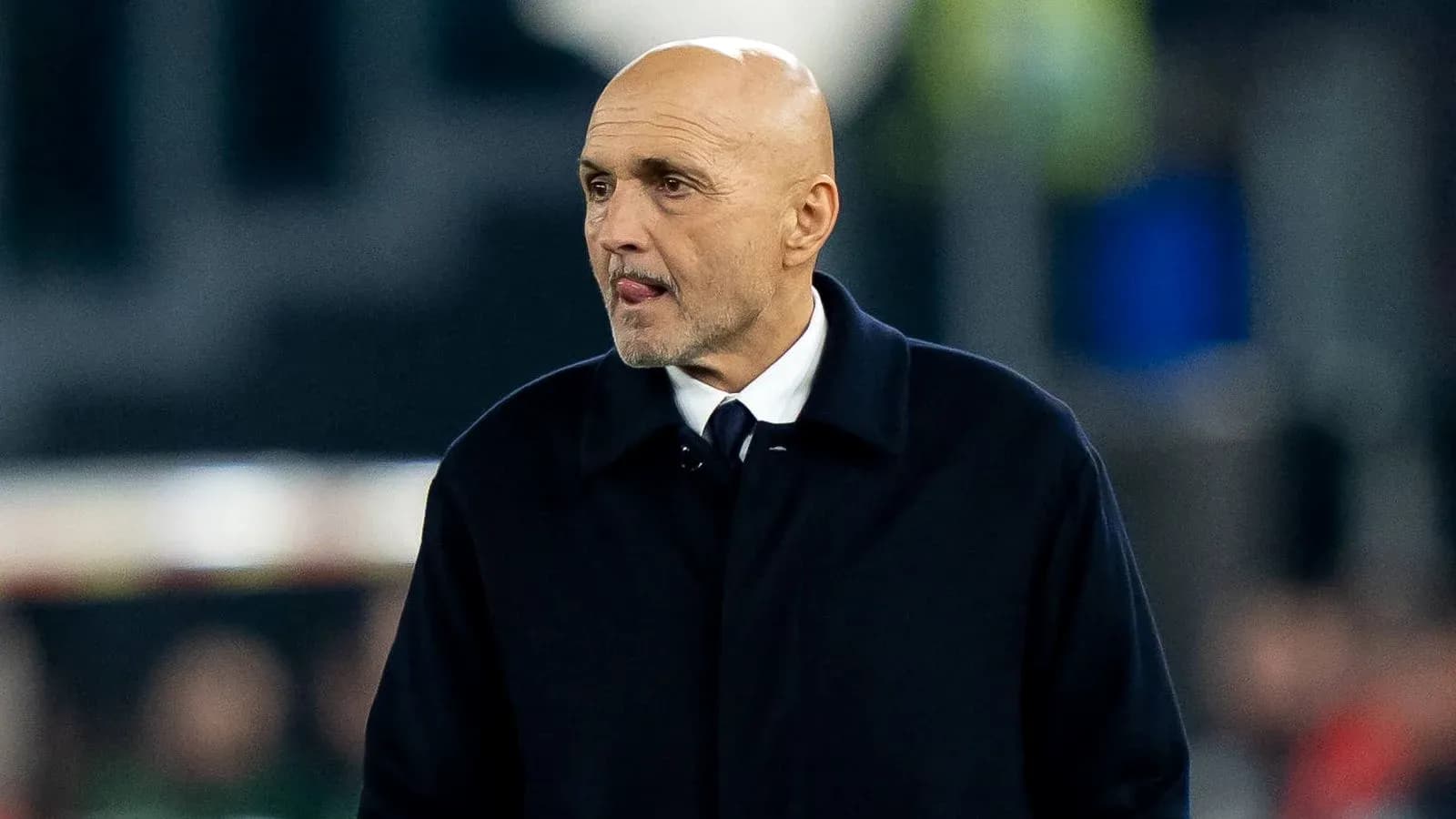 Entrenador en el campo durante un partido de fútbol