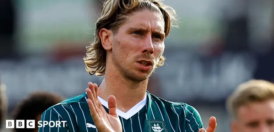 Jugador aplaudiendo tras el partido en el estadio