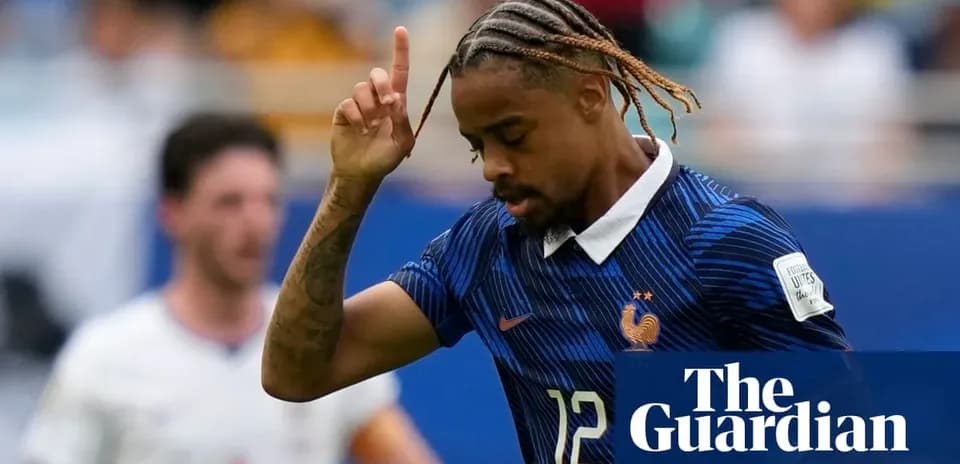 Jugador de Francia señalando durante el partido
