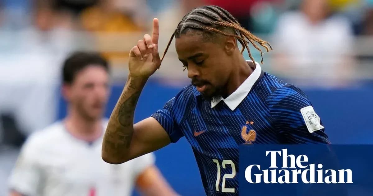 Jugador de Francia señalando durante el partido