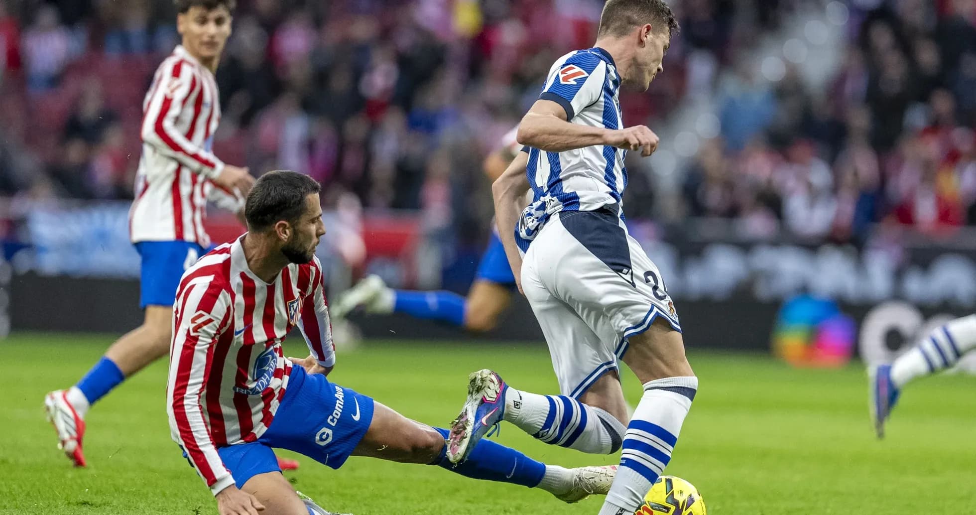 Jugadores de Real Sociedad y Atlético de Madrid en acción