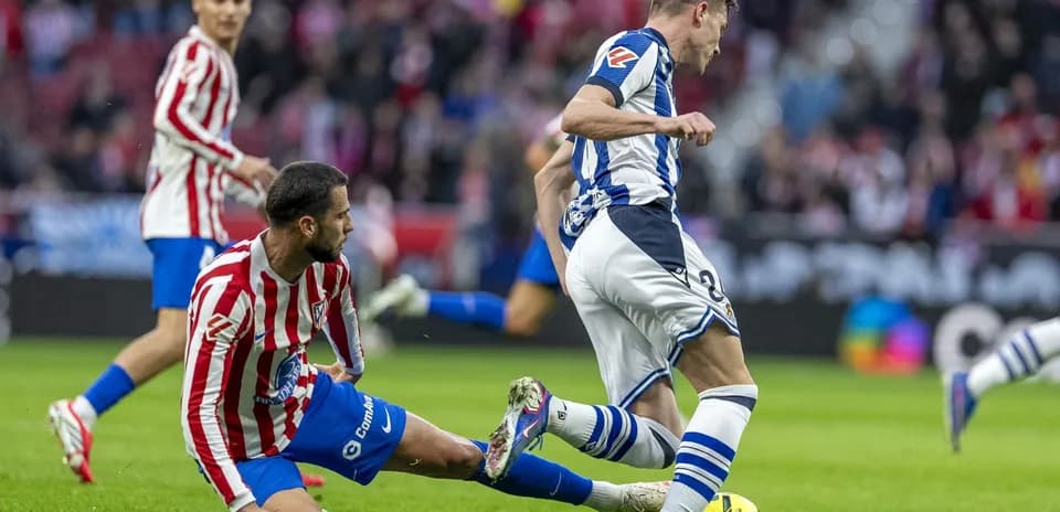 Jugadores de Real Sociedad y Atlético de Madrid en acción