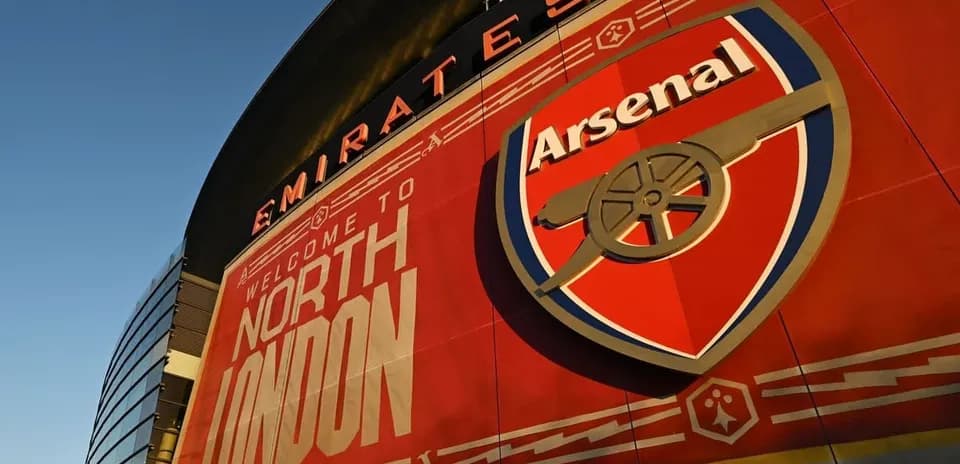 Fachada del Emirates Stadium con escudo de Arsenal