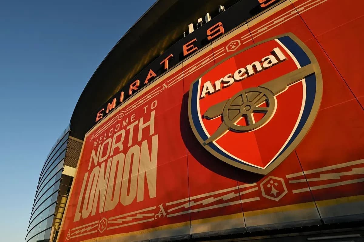 Fachada del Emirates Stadium con escudo de Arsenal